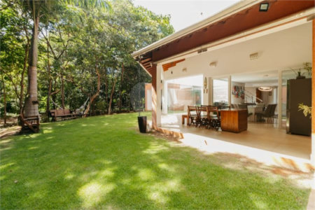 Casa à venda com 5 quartos, sendo 4 suítes, no condomínio Figueira Garden, Atibaia - SP
