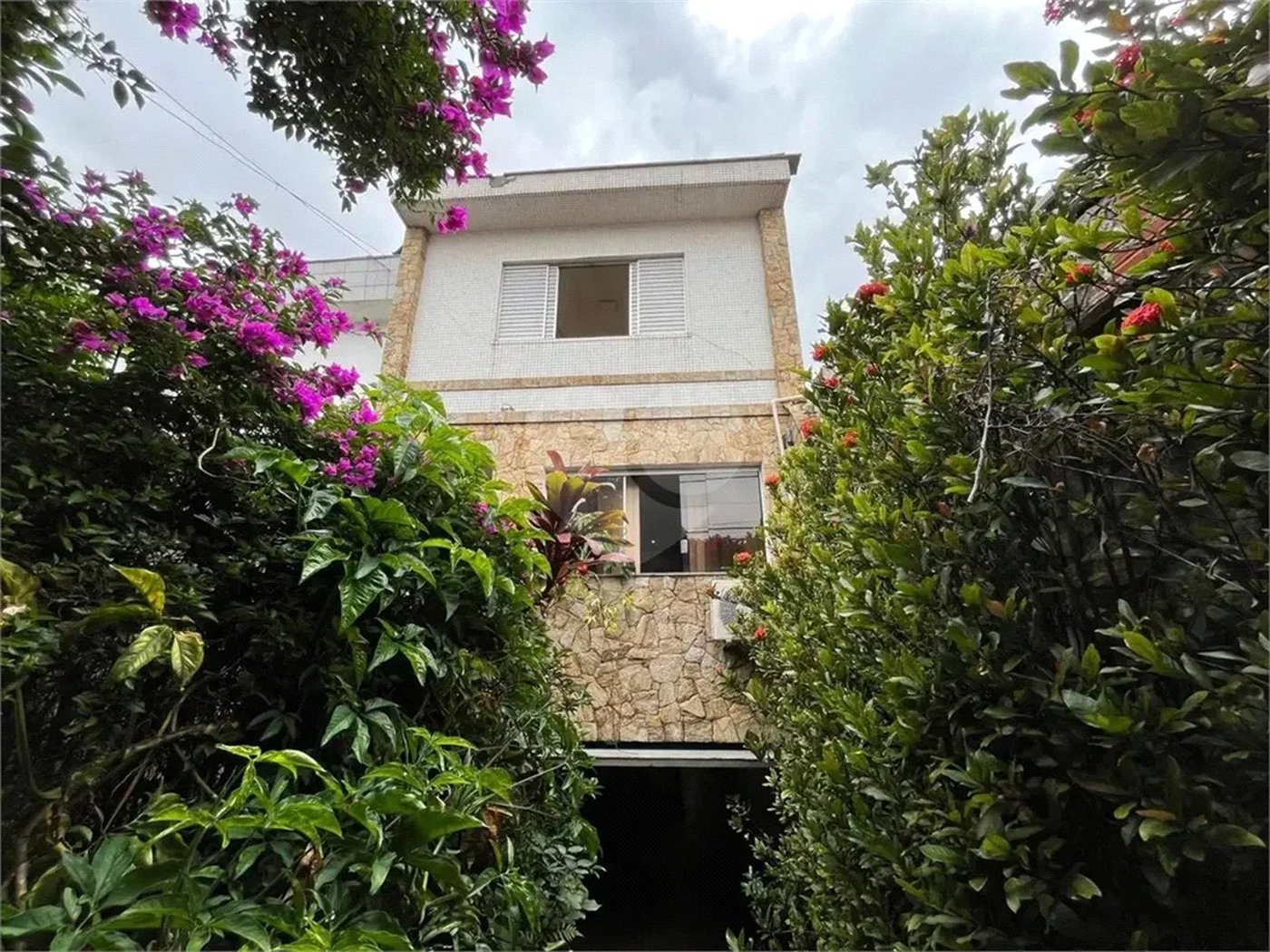 SOBRADO COM 350 M2 ( ABAIXO DO PREÇO DE MERCADO) 3 DORMITÓRIOS 3 SUÍTES SAÚDE