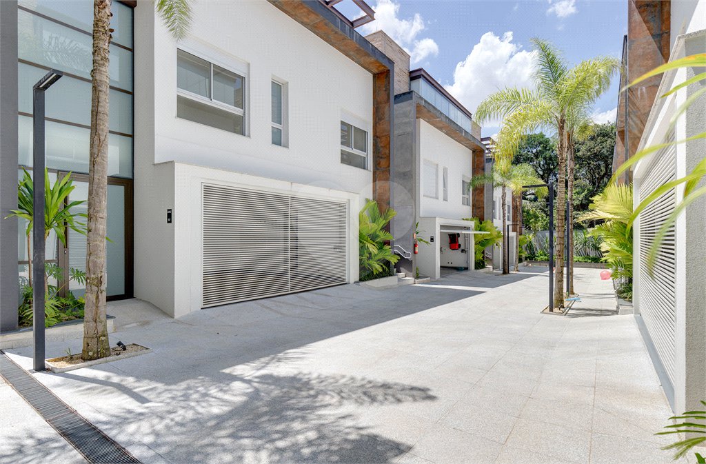 Casa à venda com 4 quartos, sendo 3 suítes, no condomínio Jardim Flora, São Paulo - SP