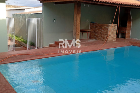 Casa à venda ou para alugar com 3 quartos, sendo 1 suíte,  no Centro, Angatuba, SP