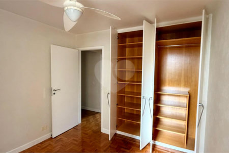 Apartamento à venda com 3 quartos, sendo 1 suíte,  em Moema, São Paulo, SP