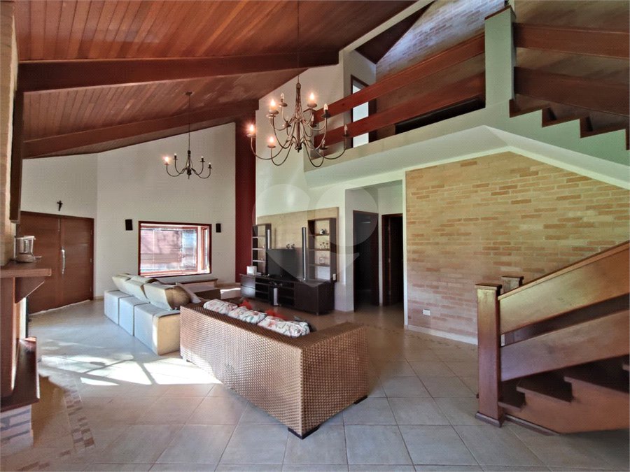 Casa à venda com 7 quartos, sendo 4 suítes, no condomínio Riviera de Santa Cristina XIII, Paranapanema - SP