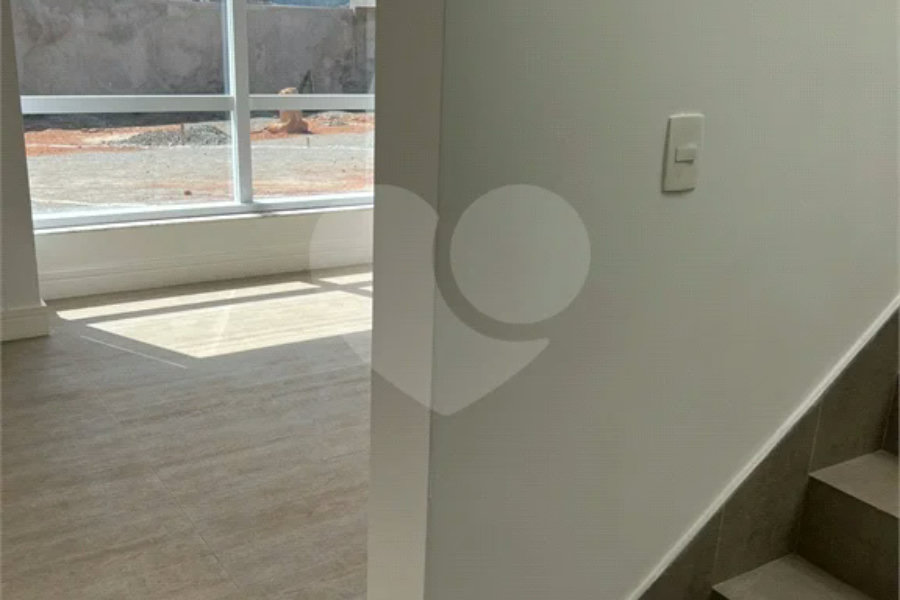 Casa à venda com 4 quartos, sendo 2 suítes, no condomínio Residencial Floresta, São Paulo - SP