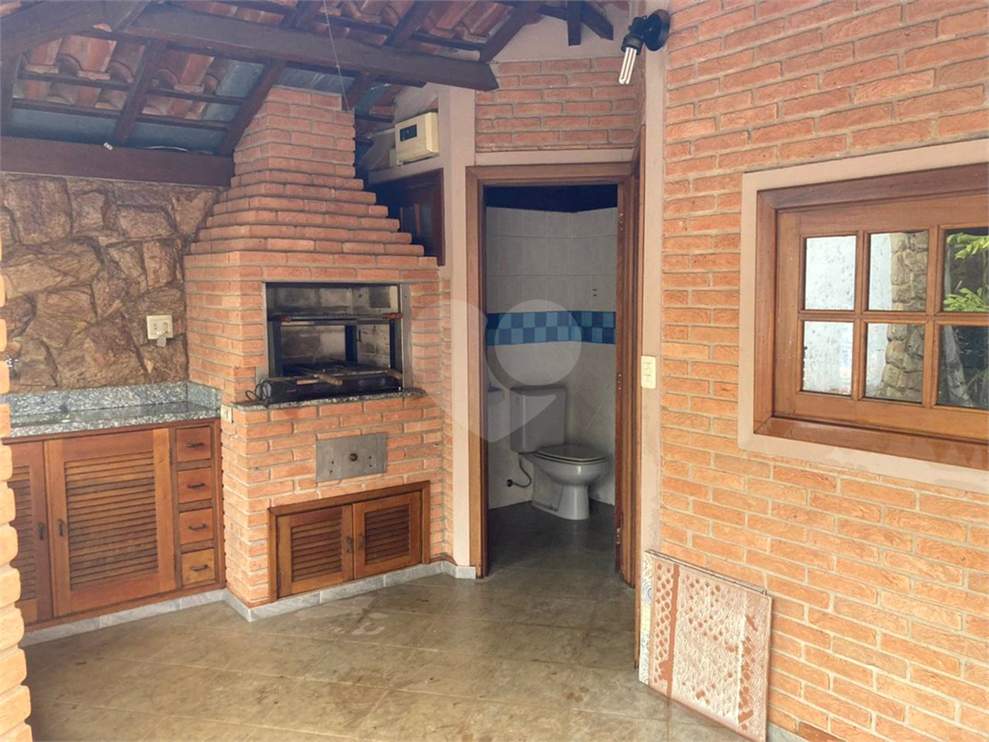 Casa Térrea com Acabamento em Tijolo Aparente e Quintal Amplo - Próximo ao Shopping Iguatemi