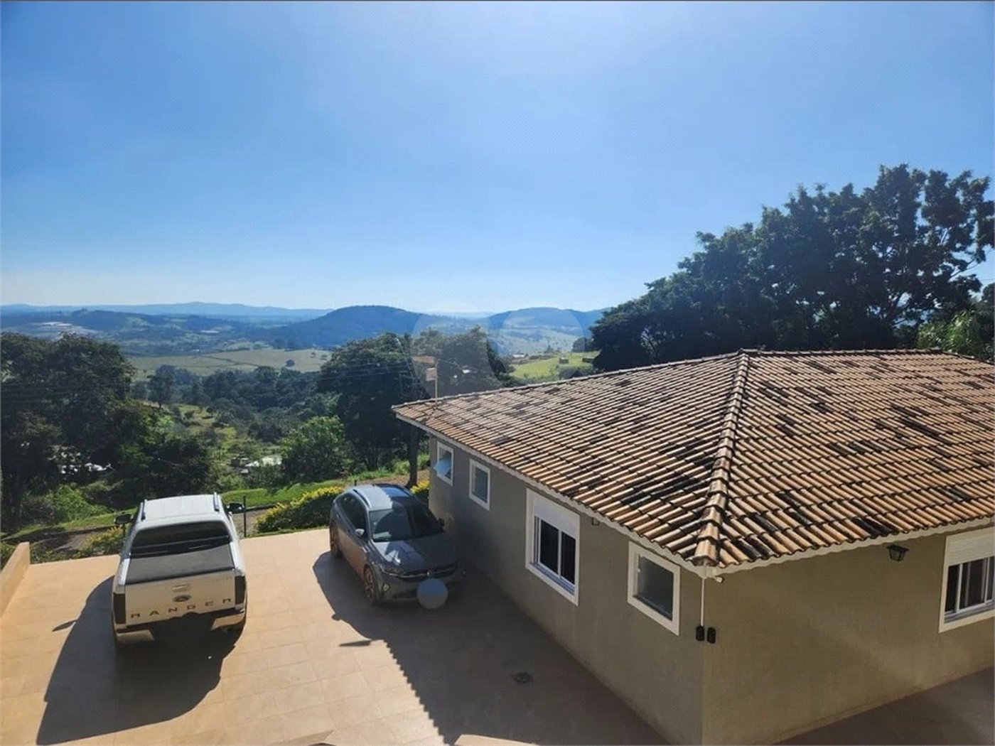 CASA EM CONDOMÍNIO FECHADO COM 220M² Área Construída e 1500m² de Area Total com 4 Suítes. Cond Village de Atibaia - Atibaia -Sp