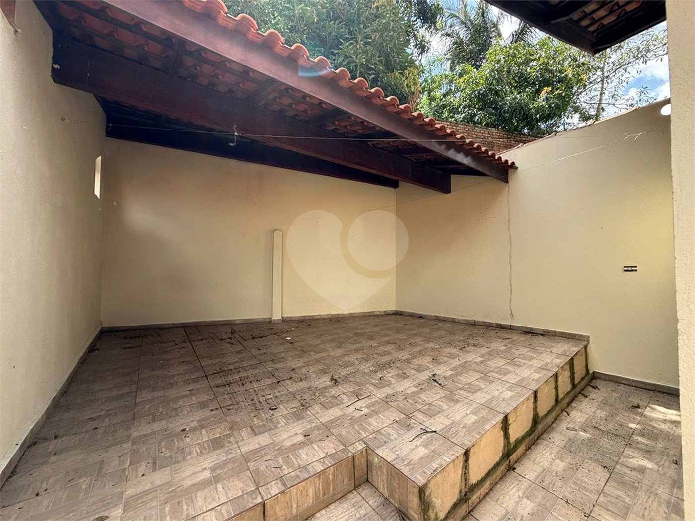 Casa térrea em Atibaia com 2 dormitórios, 2 vagas de garagem, quintal nos fundos, aceita financiamento