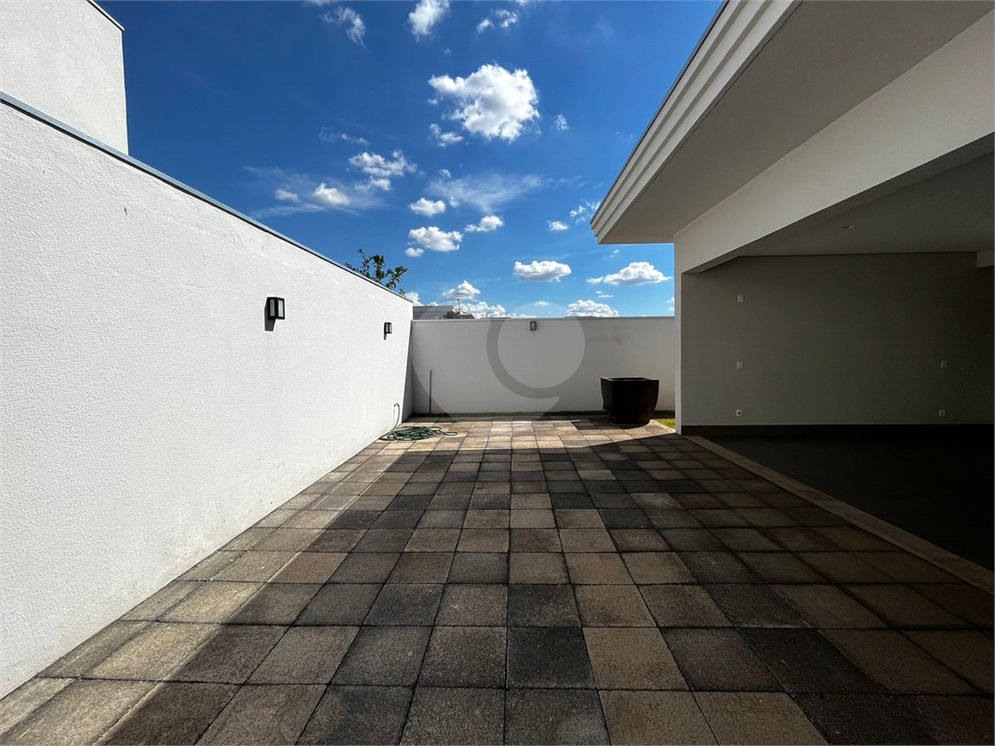 Casa à venda com 4 quartos, sendo 2 suítes,  no condomínio Florais Itália, Cuiabá - MT