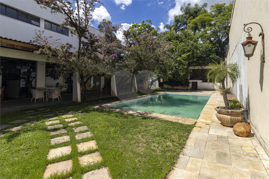 Sobrado à venda com 4 quartos, sendo 2 suítes,  em Vila Morumbi, São Paulo, SP