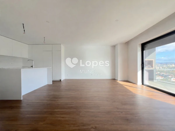 Apartamento T3 à venda em Águas Santas, Maia, Portugal – Varanda e garagem