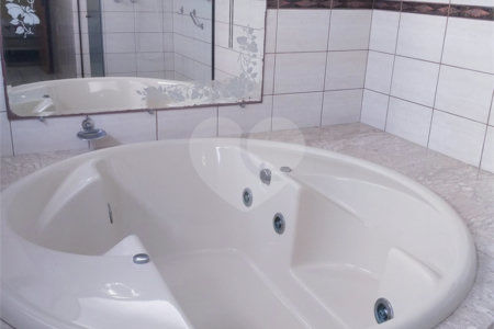 Casa à venda com 4 quartos, sendo 3 suítes, no condomínio Arujá 5, Arujá - SP