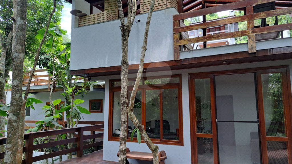Casa à venda com 6 quartos, sendo 4 suítes, no condomínio Alpes da Cantareira, Mairiporã - SP