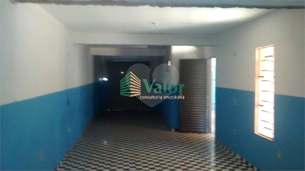 Ótimo salão comercial com uma casa no andar superior