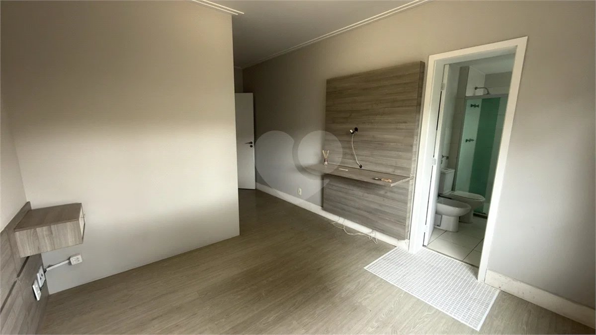 Apartamento de 155 m² com 4 dormitórios, varanda e 2 vagas de garagem. Condomínio com piscinas adulto, infantil e aquecida, lazer e portaria 24 horas.