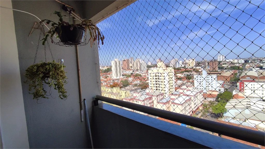 Vende-se apartamento de dois dormitórios no Edifício Marseille, no Centro de Piracicaba;