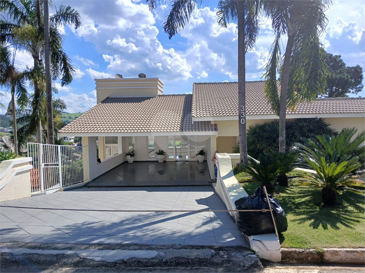 Casa à venda com 4 quartos, sendo 2 suítes, no condomínio Flamboyant, Atibaia - SP