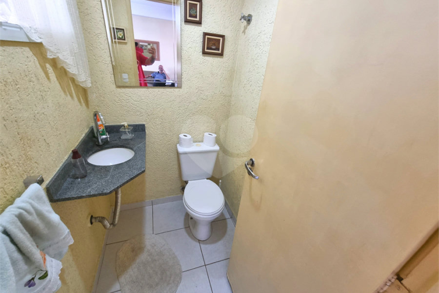 Casa à venda com 3 quartos, sendo 1 suíte, no condomínio Village St. Louis, São Paulo - SP