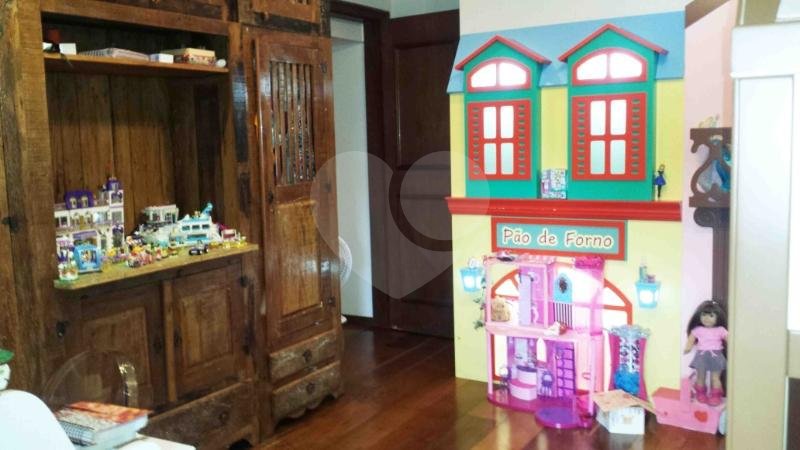 Sobrado à venda com 4 quartos, sendo 2 suítes, em Alto da Boa Vista, São Paulo, SP