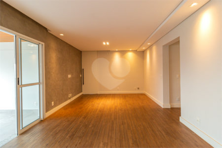 Apartamento à venda com 3 quartos, sendo 1 suíte,  em Chácara Santo Antônio, São Paulo, SP
