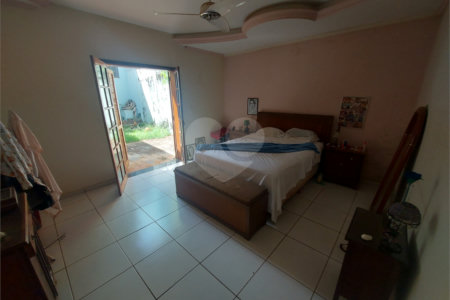 Casa térrea com piscina no Residencial Samambaia.