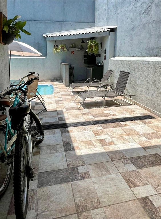 Casa Térrea à Venda com 3 dormitórios em Atibaia/SP