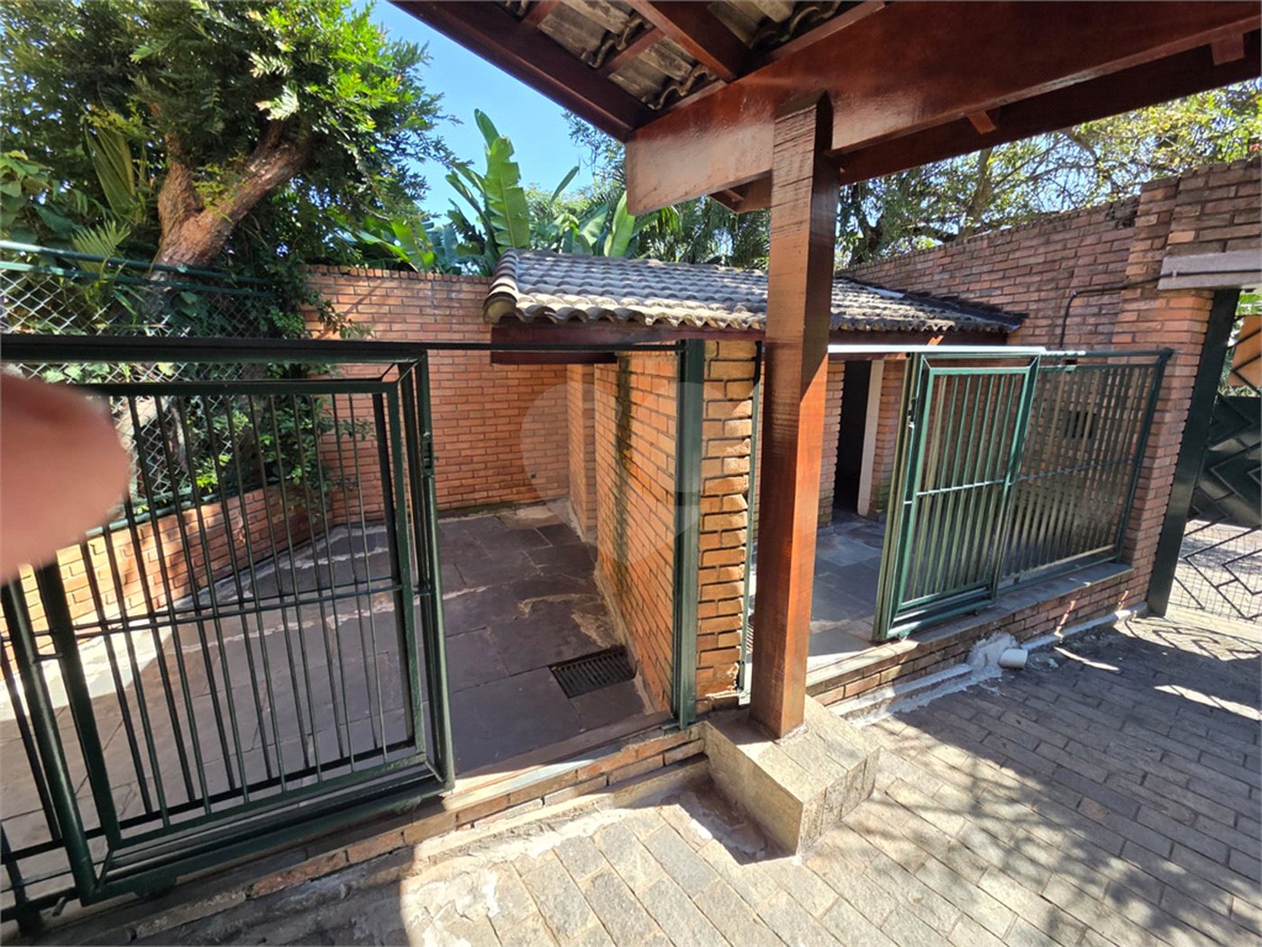 Casa à venda com 4 quartos, sendo 2 suítes, em Cidade São Francisco, São Paulo, SP