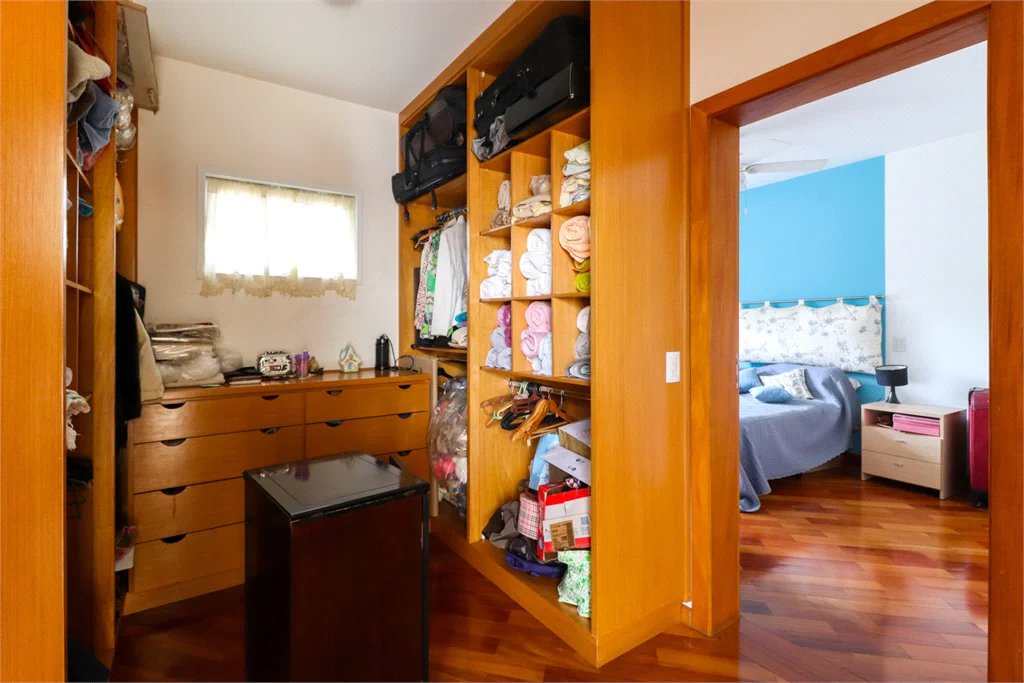 Sobrado à venda ou para alugar com 4 quartos, sendo 3 suítes, em Vila Madalena, São Paulo, SP