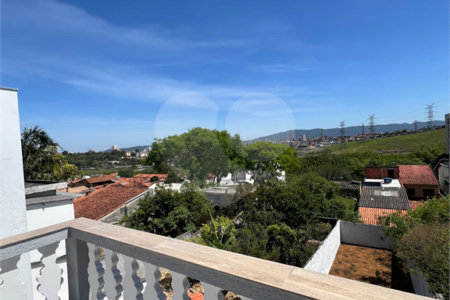 Sobrado à venda com 3 quartos, sendo 1 suíte, em Conjunto Habitacional Brás Cubas, Mogi das Cruzes, SP