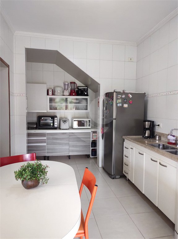Casa à venda com 4 quartos, sendo 2 suítes, no condomínio Fazendinha Chácara Vale do Rio Cotia, Carapicuíba - SP