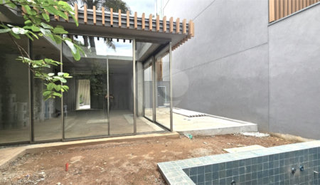 Casa à venda com 4 suítes no condomínio Plm 875, São Paulo - SP
