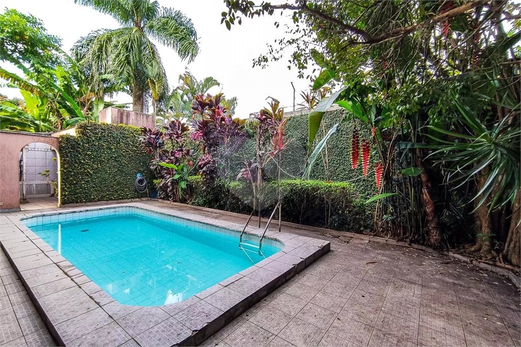 Sobrado à venda com 4 quartos, sendo 2 suítes,  em Jardim Morumbi, São Paulo, SP