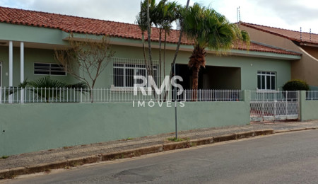 Casa à venda ou para alugar com 3 quartos, sendo 1 suíte,  no Centro, Angatuba, SP