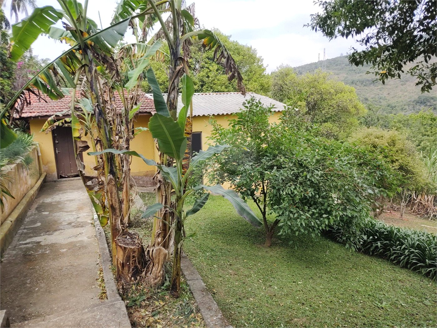 Casa à venda com 5 quartos, sendo 2 suítes, no condomínio Cinco Lagos Portaria II, Mairiporã - SP