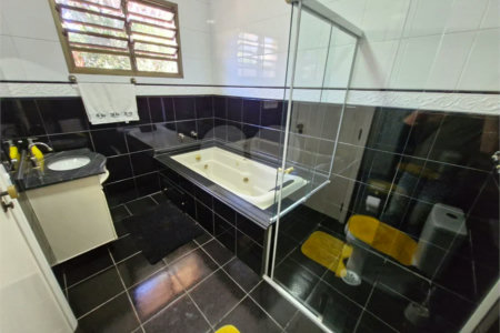 Casa à venda com 4 suítes no condomínio Villa Viana II, Cotia - SP