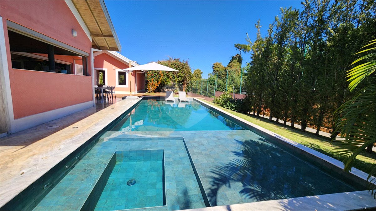 Casa à venda com 4 quartos, sendo 2 suítes, no condomínio Residencial Jardim Primavera, Louveira - SP