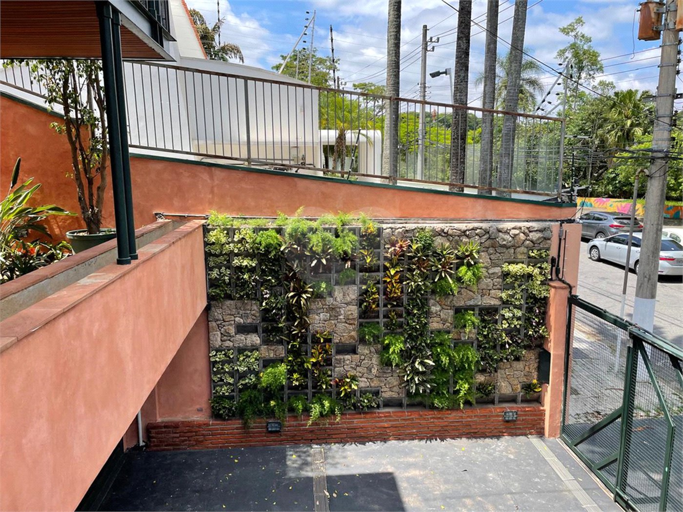 Casa à venda ou para alugar com 4 quartos, sendo 3 suítes, em Jardim Leonor, São Paulo, SP