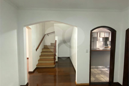Sobrado à venda com 4 quartos, sendo 1 suíte, em Jardim Medina, Poá, SP