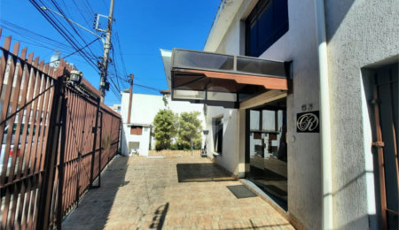 Sobrado à venda ou para alugar com 8 quartos, sendo 2 suítes,  em Santo Amaro, São Paulo, SP