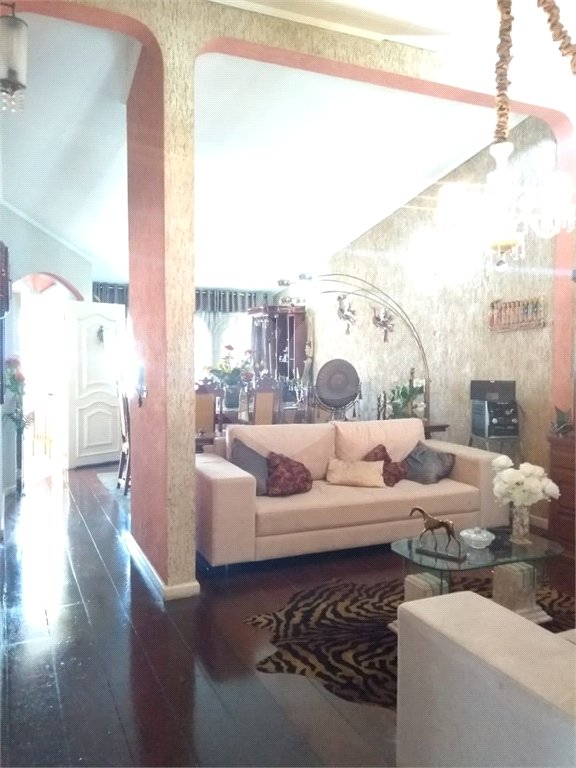 Casa à venda com 5 quartos, sendo 3 suítes,  em Vila Oliveira, Mogi das Cruzes, SP