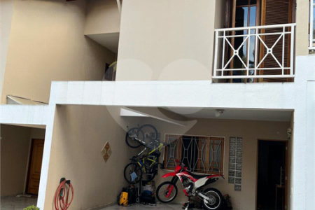 Casa à venda com 3 quartos, sendo 2 suítes, no condomínio Palmas, São Paulo - SP