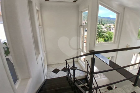 Casa à venda com 4 quartos, sendo 2 suítes, no condomínio Flamboyant, Atibaia - SP