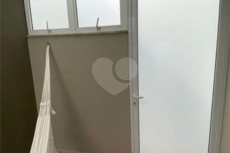 Sobrado no Condomínio Damha II.