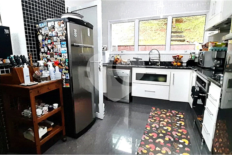 Casa à venda com 3 quartos, sendo 1 suíte, no condomínio Suíça da Cantareira, Mairiporã - SP