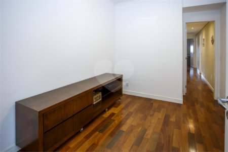 Apartamento à venda com 3 suítes em Campo Belo, São Paulo, SP