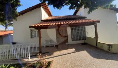 Casa à venda com 4 quartos, sendo 1 suíte, no Centro, Bom Jesus dos Perdões, SP