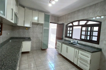 Sobrado à venda com 3 quartos, sendo 1 suíte,  em Jardim Pinheiros, São Paulo, SP
