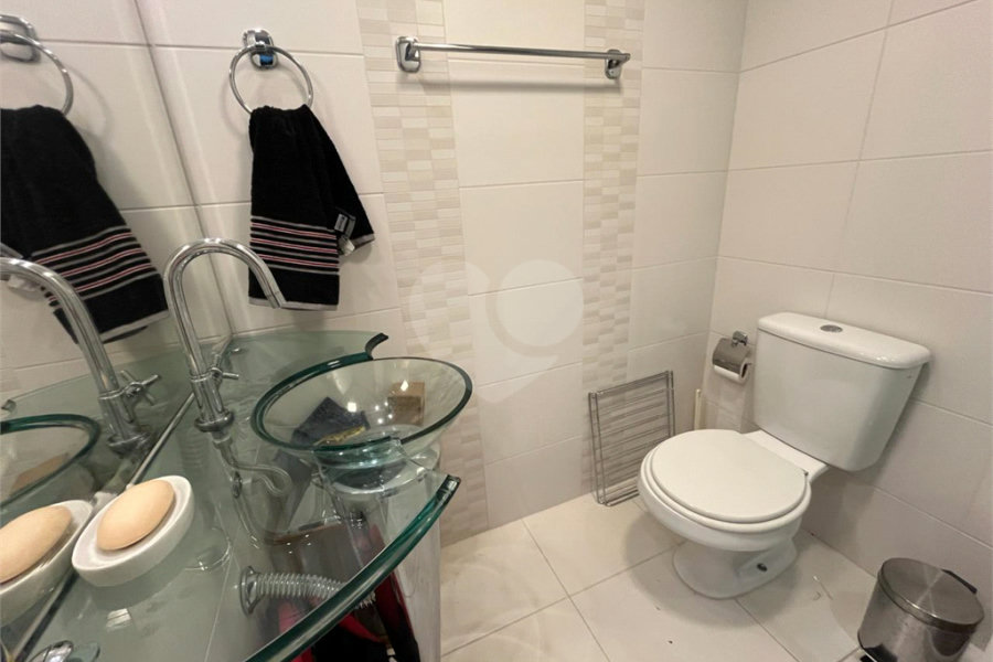 Casa à venda com 4 quartos, sendo 2 suítes, no condomínio Floradas da Serra, São Paulo - SP