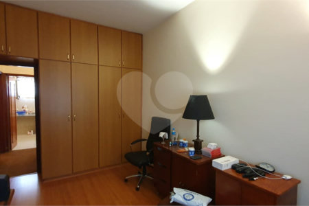 Sobrado à venda com 4 quartos, sendo 2 suítes, em Moema, São Paulo, SP