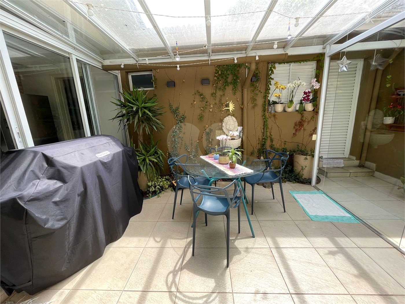 Casa em condomínio à venda ou para alugar com 4 quartos, sendo 3 suítes,  em Jardim Panorama, São Paulo, SP
