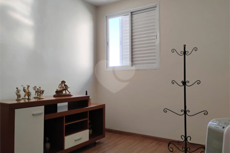Vende-se apartamento no Jardim Aeroporto com 03 dormitórios