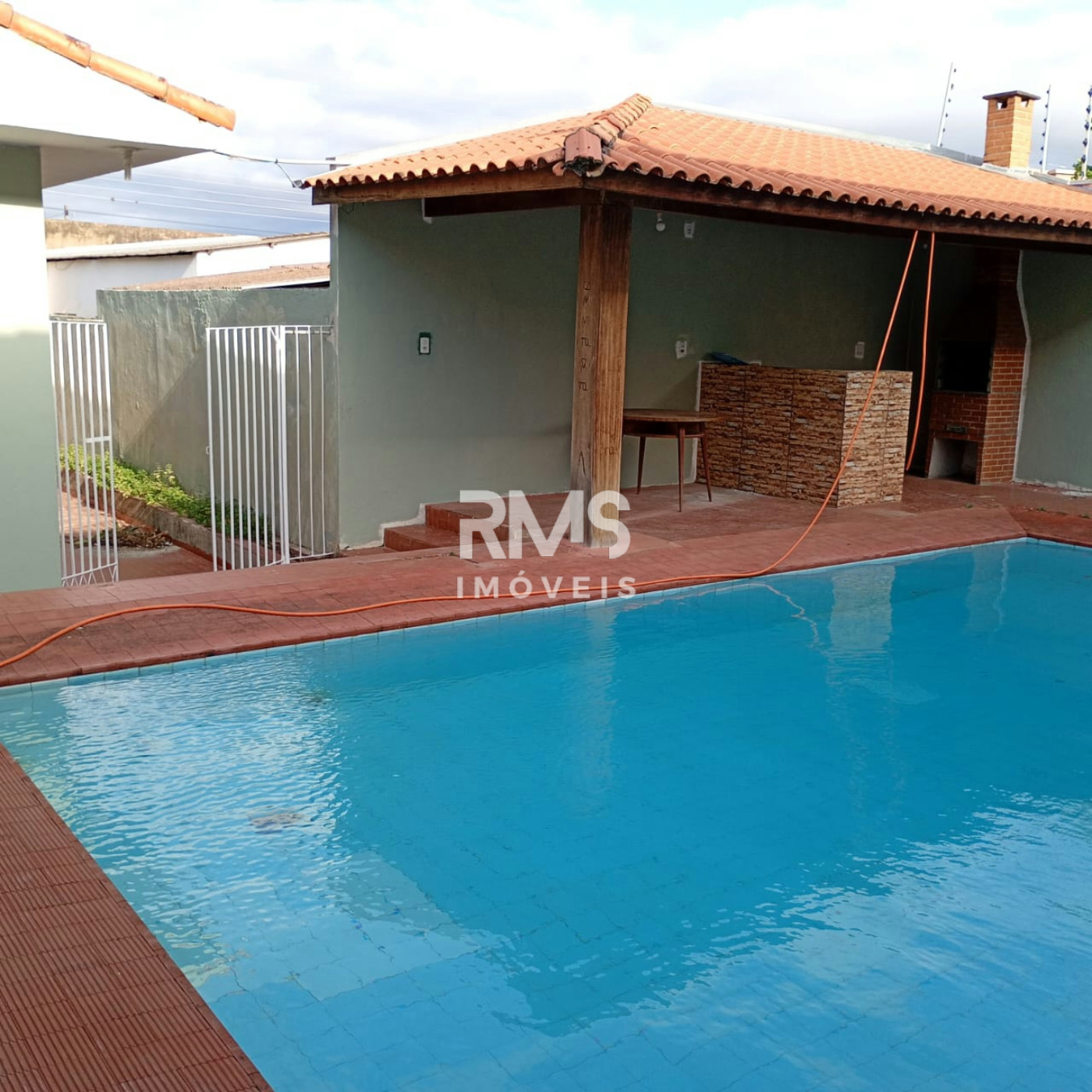 Casa à venda ou para alugar com 3 quartos, sendo 1 suíte,  no Centro, Angatuba, SP
